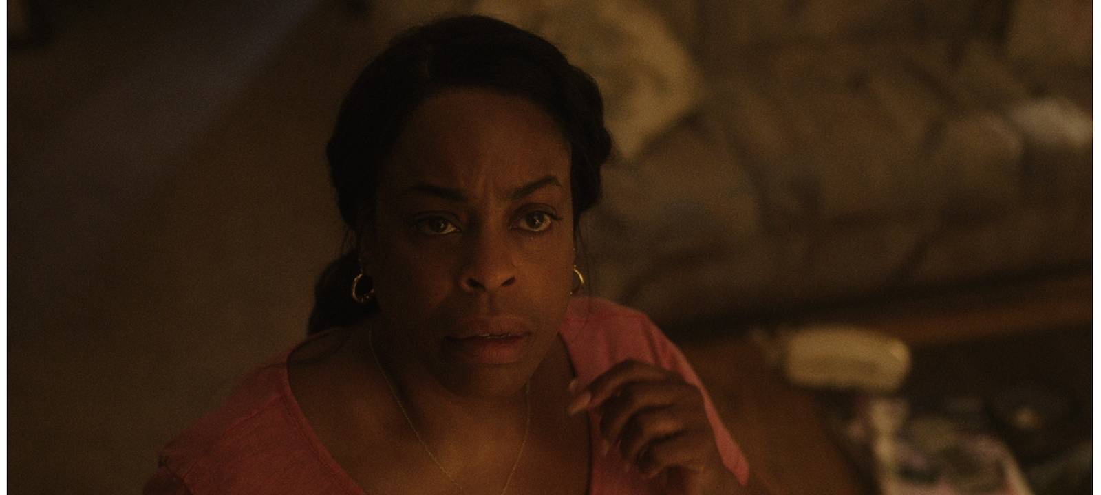 Jeffreys Nachbarin Glenda hört genau hin.