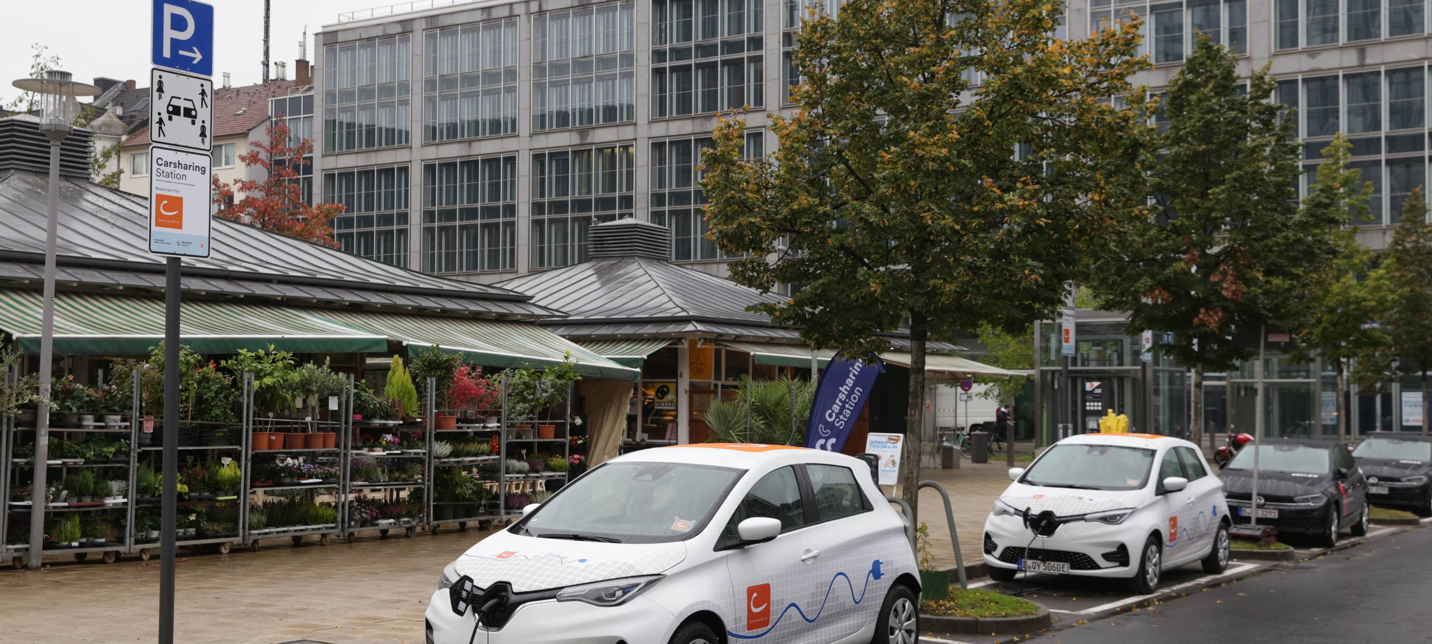 Die MobilitätStation am Kirchplatz besteht aus unterschiedlichen Komponenten: hier die für das Carsharing.