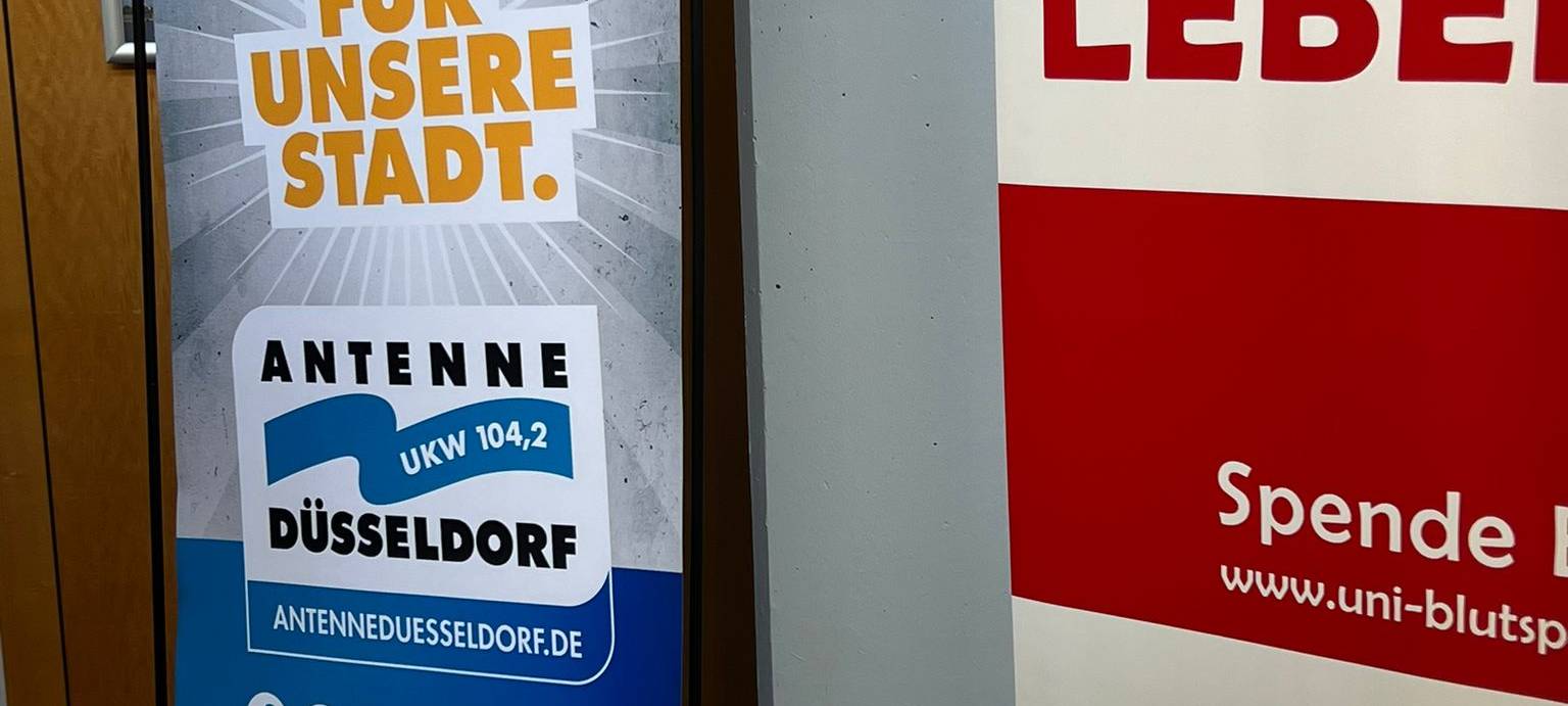 Aufsteller und Infomaterial am Antenne-Düsseldorf-Blutspendetag 2023