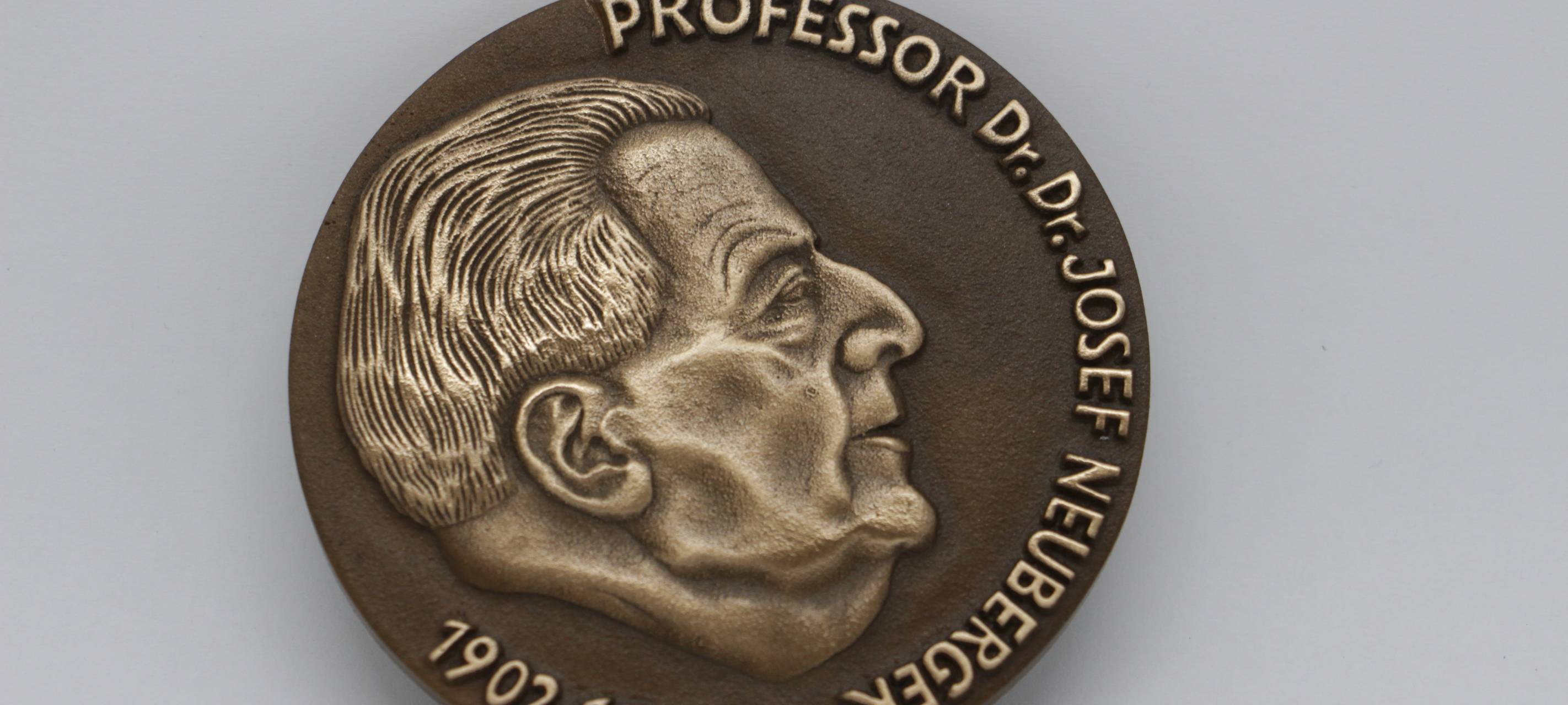 Die Josef-Neuberger-Medaille mit dem Bild von Josef-Neuberger.