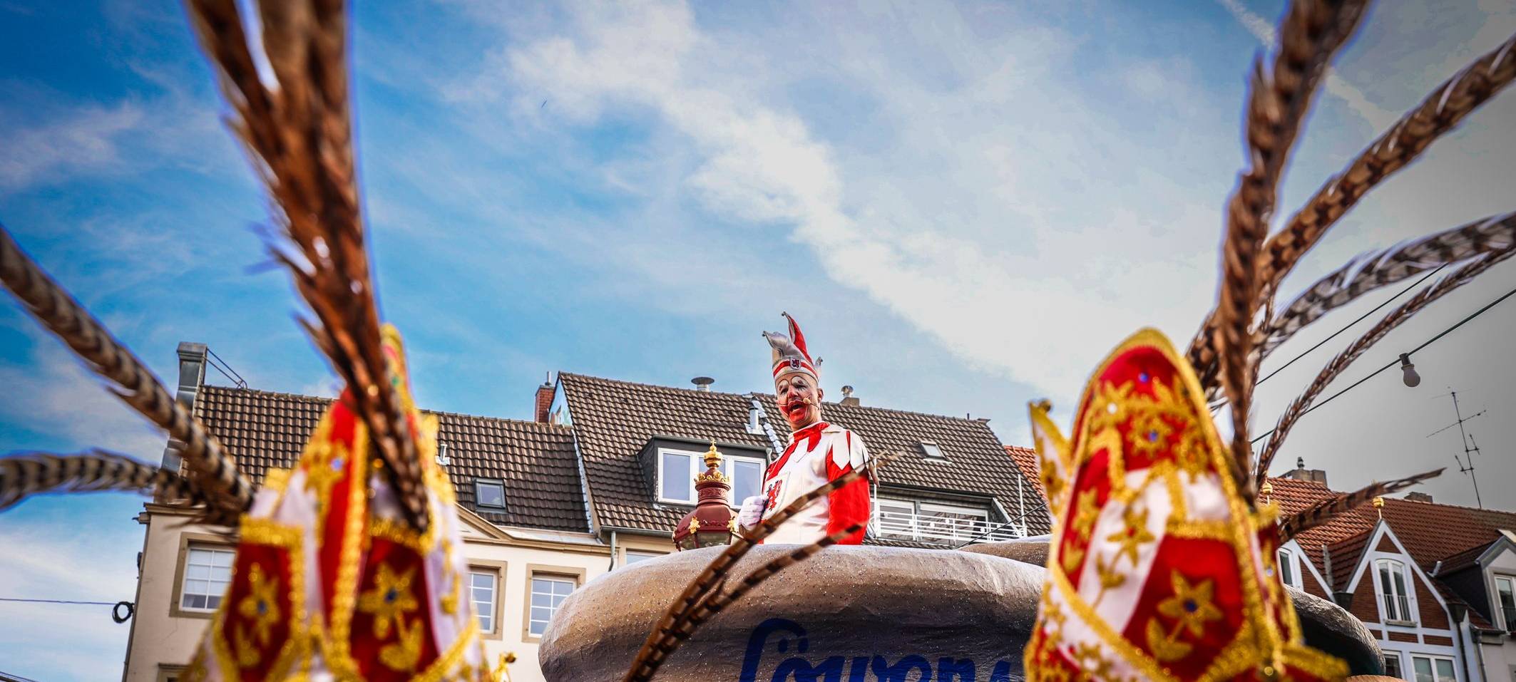 Hoppeditz-Erwachen Düsseldorf 2025 auf dem Marktplatz. Der Hoppeditz, alias Tom Bauer, steht in einem großen Senftopf auf dem Marktplatz in der Altstadt.