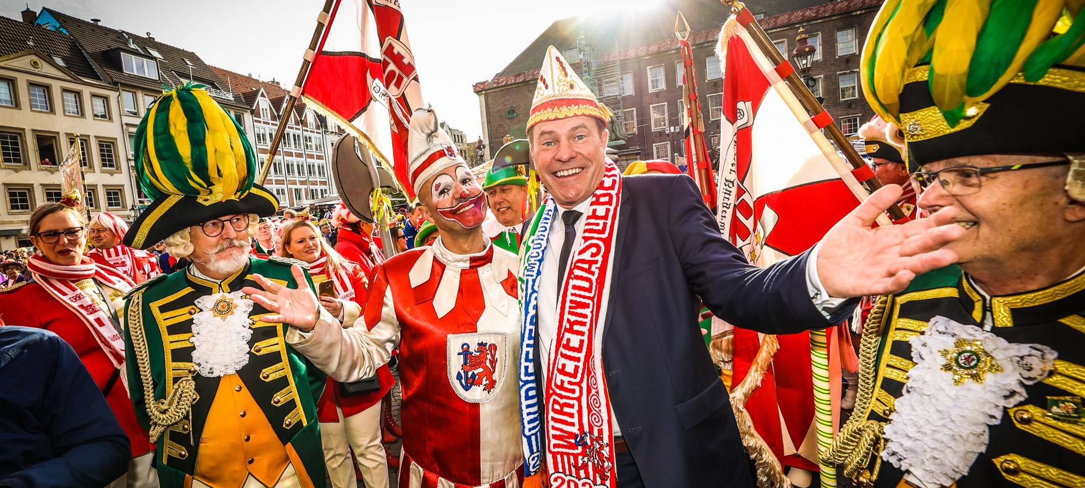 Oberbürgermeister Stephan Keller. Arm in Arm mit dem Hoppeditz Tom Bauer auf dem Marktplatz in der Altstadt.