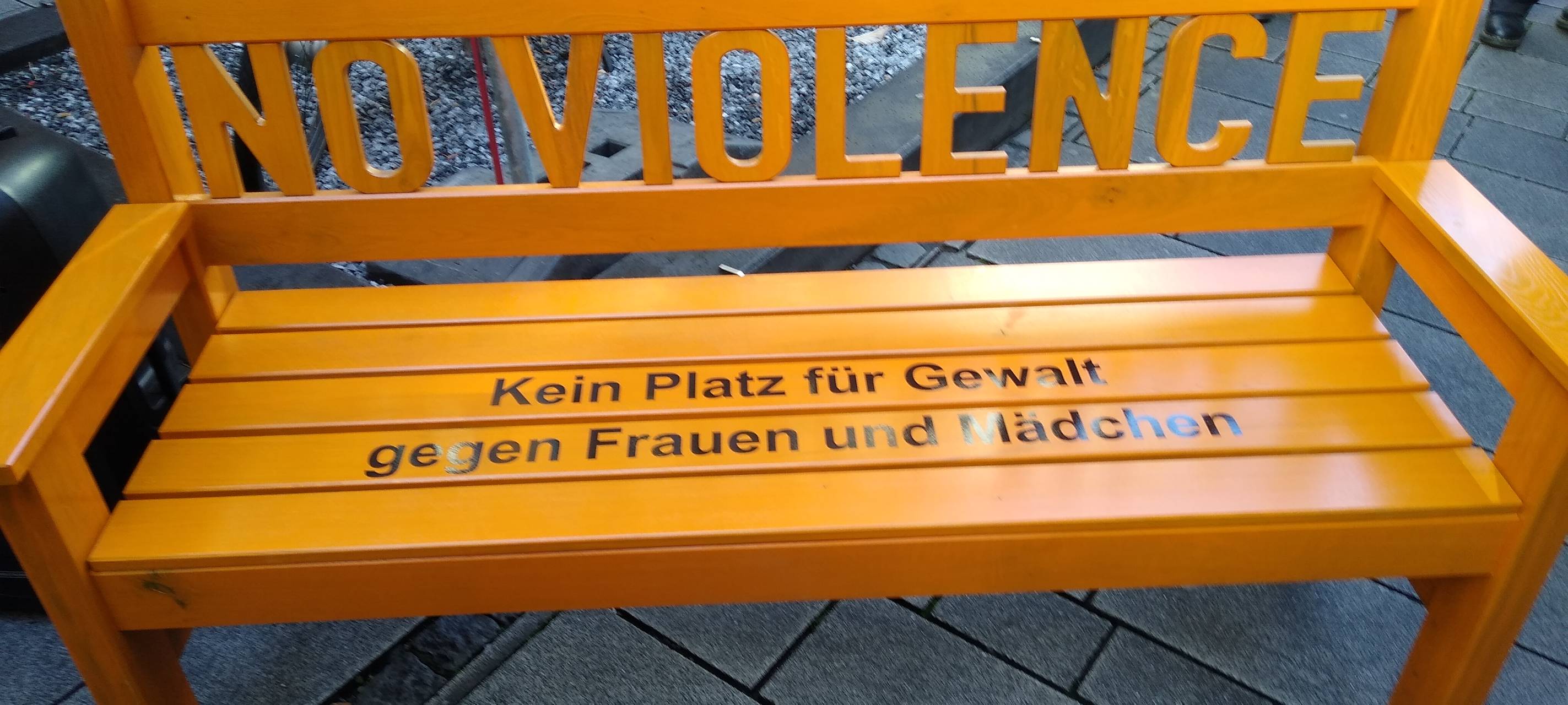 Eine orange-farbene Bank, die auf Gewalt an Frauen aufmerksam machen soll.