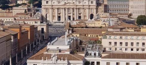 Der Petersdom in Rom. Im Vordergrund sind einige Gebäude zu sehen.