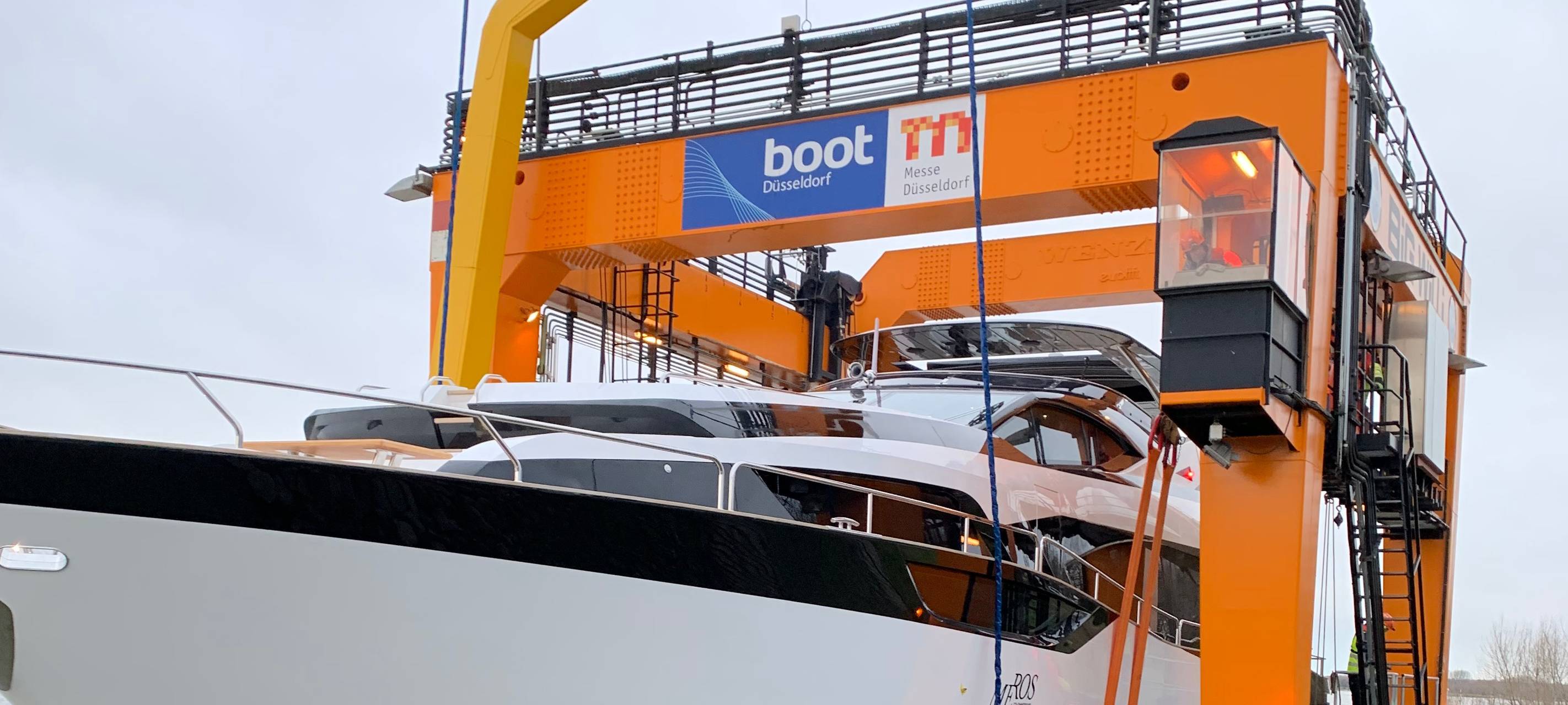 Ein Bild im Winter zeigt, wie der Schiffskraf "Big Willi" eine große Yacht aus dem Rhein hebt.