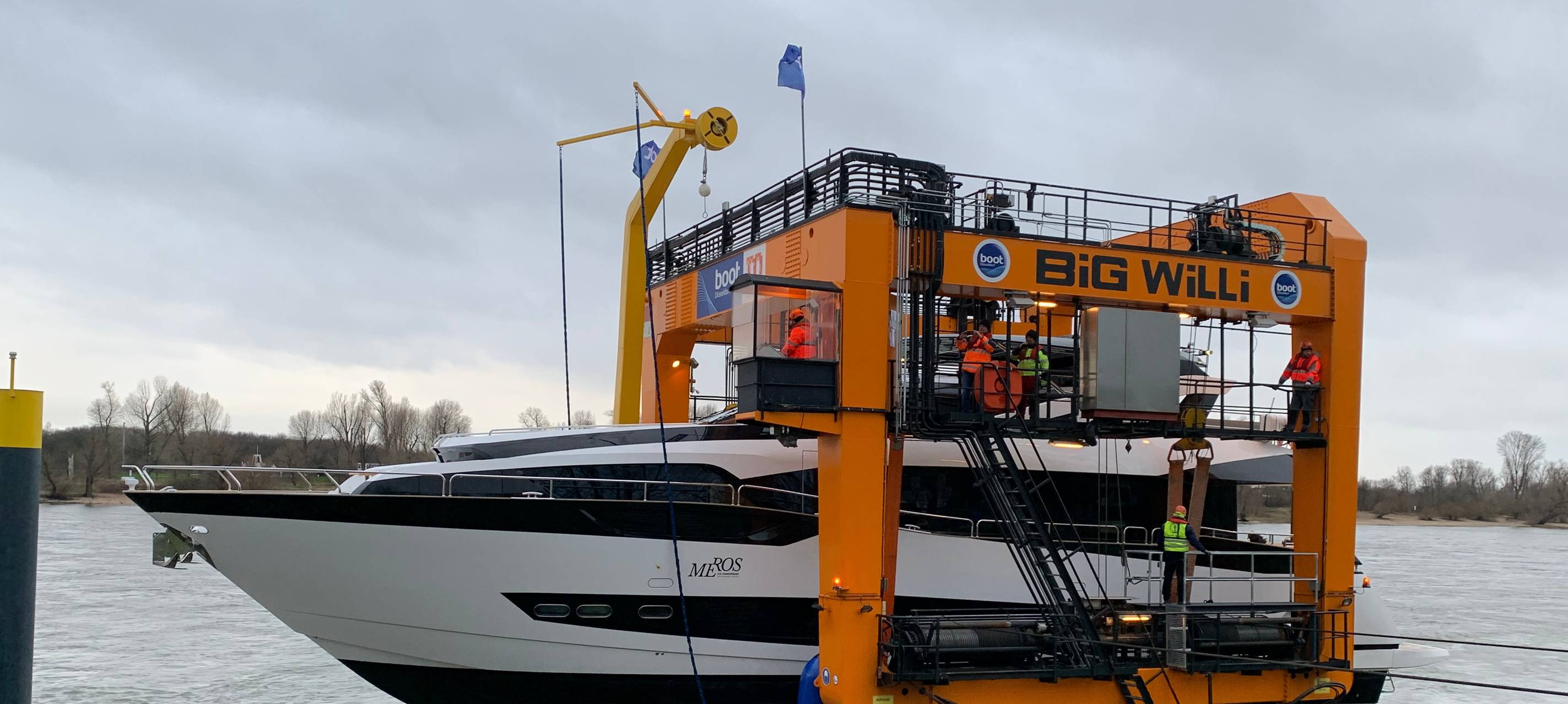 Düsseldorf: Big Willi bei der Arbeit