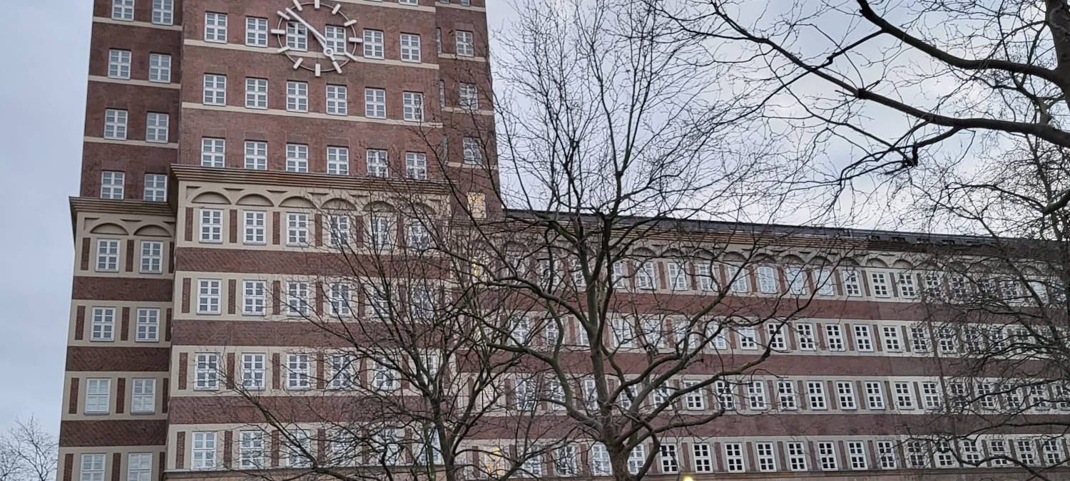 Wilhelm-Marx-Haus von vorne vor grauem Himmel.