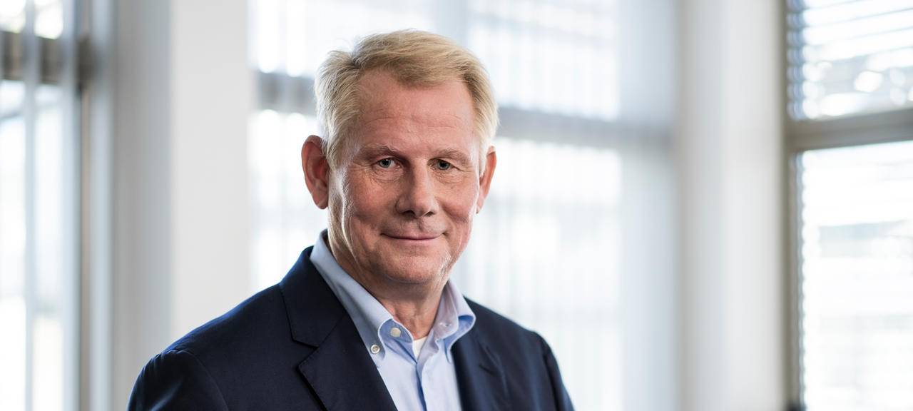 Andreas Schmitz, Präsident der Industrie- und Handelskammer (IHK) Düsseldorf lächelt in die Kamera.