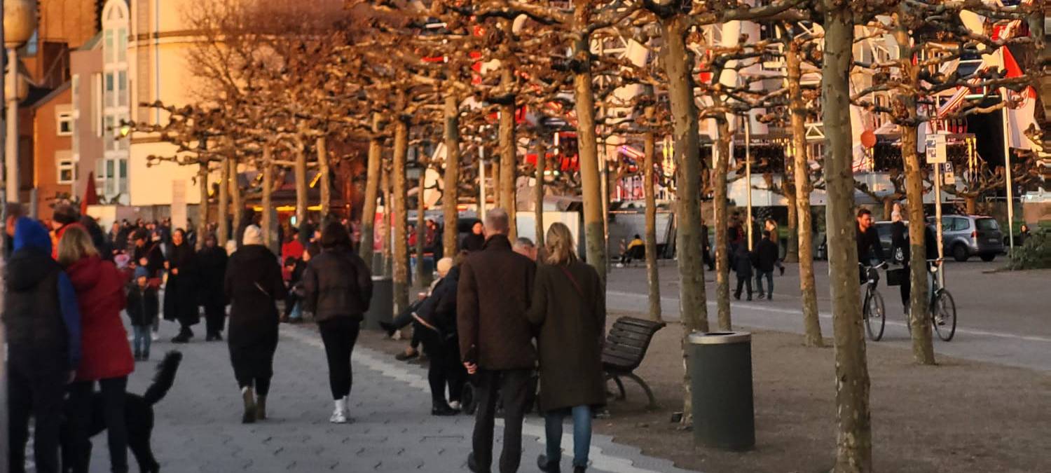 Düsseldorfer Wahrzeichen im Sonnenlicht. Der Schlossturm, St. Lambertus und das Riesenrad auf dem Burgplatz sind zu sehen.