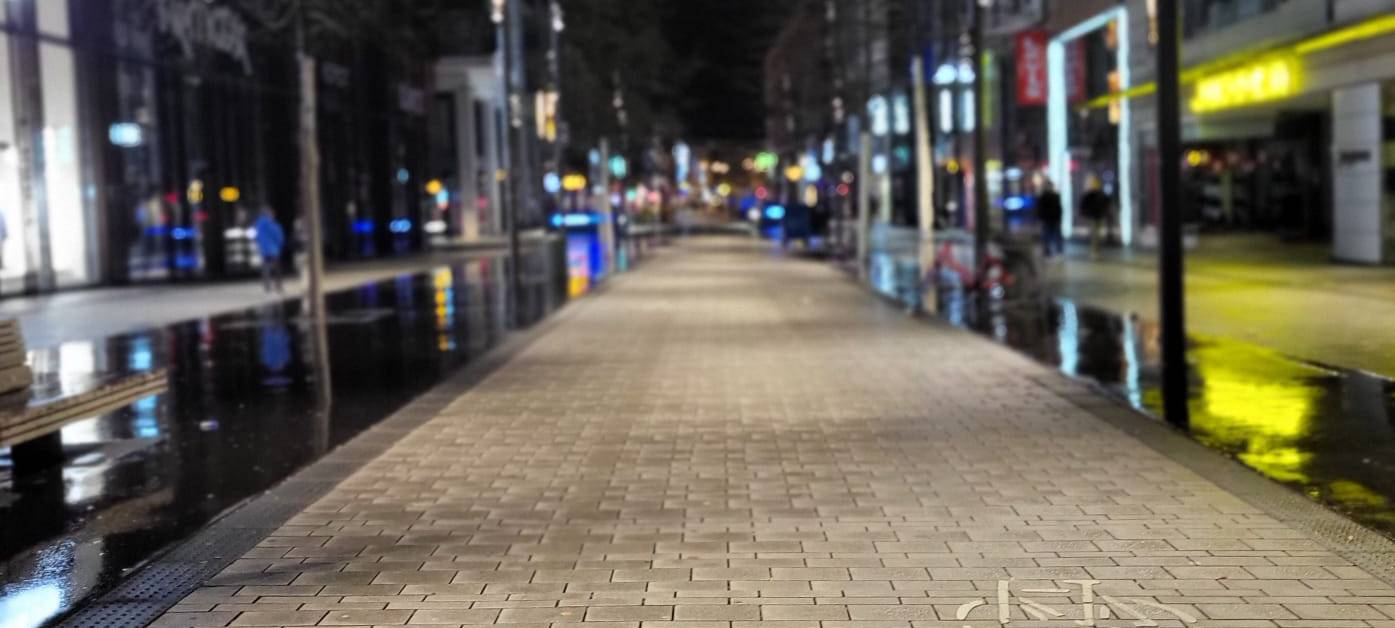 Radweg auf dem Schadowplatz bei Dunkelheit. Es ist auffallend leer.
