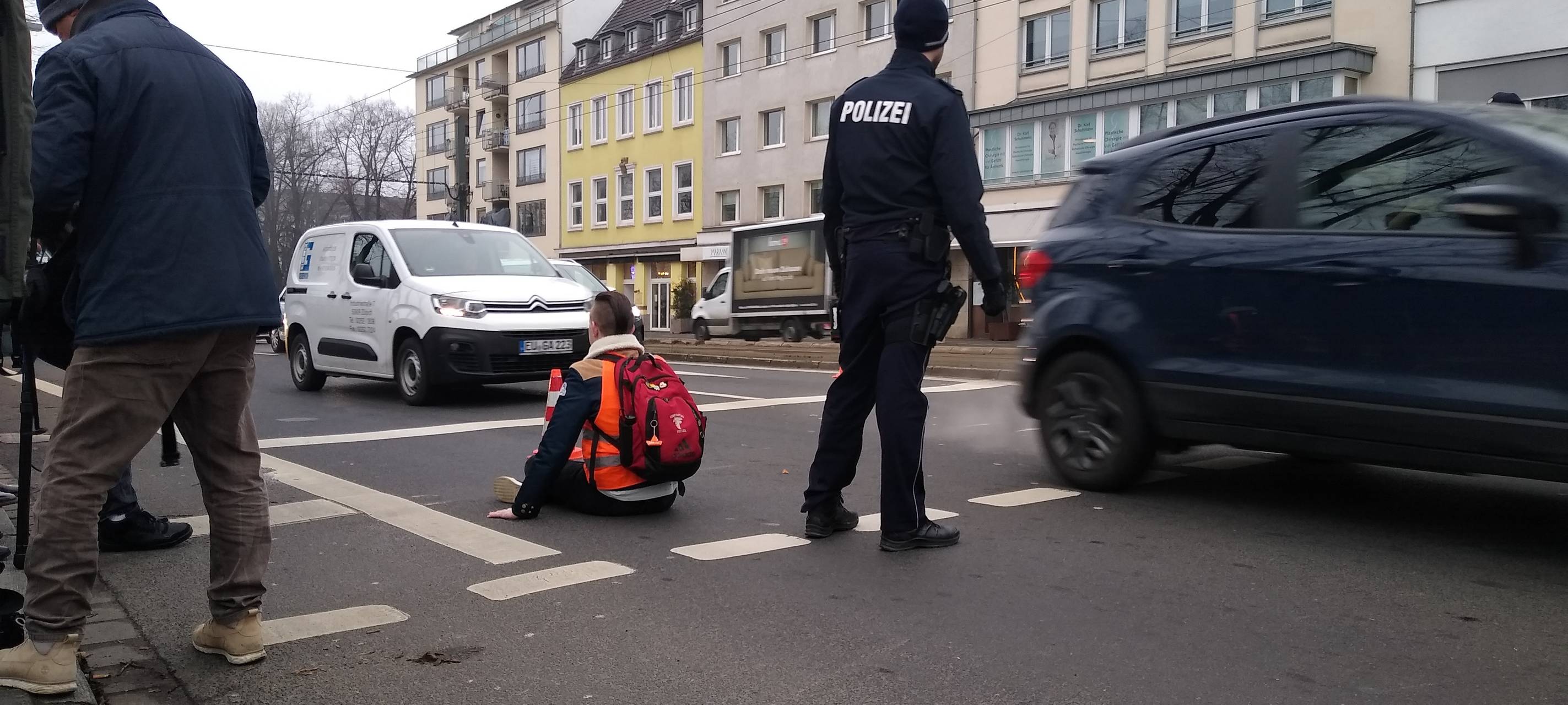 Letzte Generation blockiert Verkehr in Düsseldorf