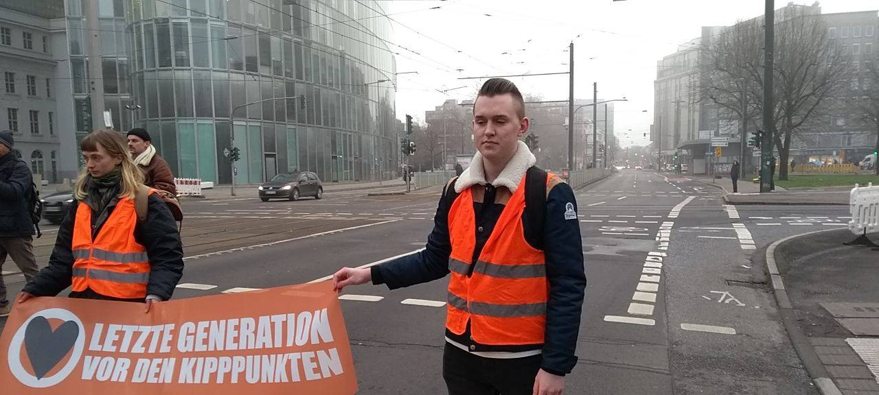 Letzte Generation blockiert Verkehr in Düsseldorf