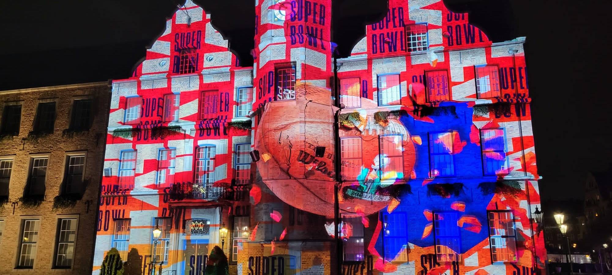 Lightshow: Düsseldorfer Rathaus leuchtet für den Super Bowl