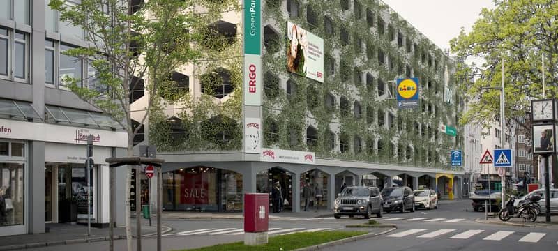 Blick von außen auf das Parkhaus am Carlsplatz