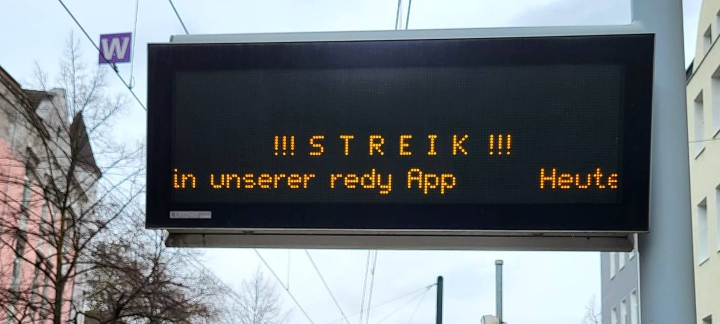 An der Brunnenstraße weist eine Anzeigetafel auf den nächsten Rheinbahn-Streik hin.