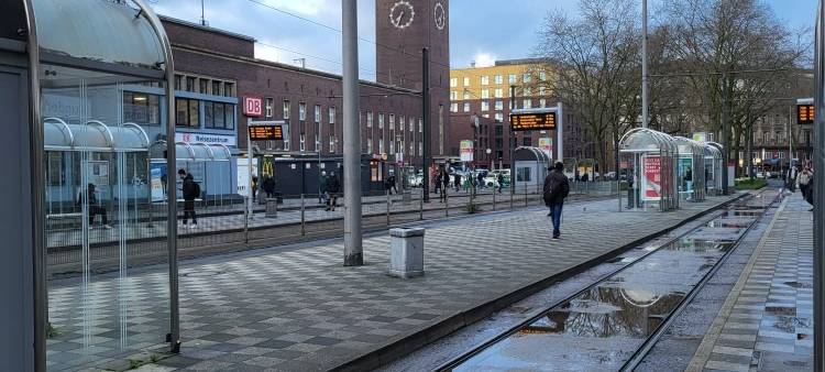 Die Rheinbahnhaltestelle vor dem Düsseldorfer Hauptbahnhof. Das Wetter ist eher ungemütlich und grau.