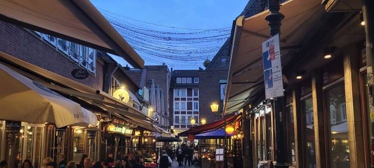 Blick in die Schneider-Wibbel-Gasse in der Düsseldorfer Altstadt.