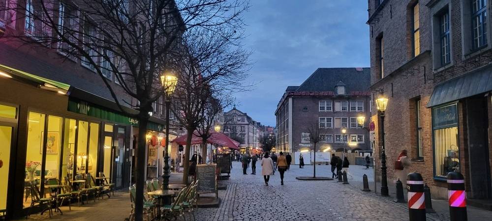 Am Burgplatz in der Altstadt. Auf dem Weg zum Marktplatz vor dem Rathaus.