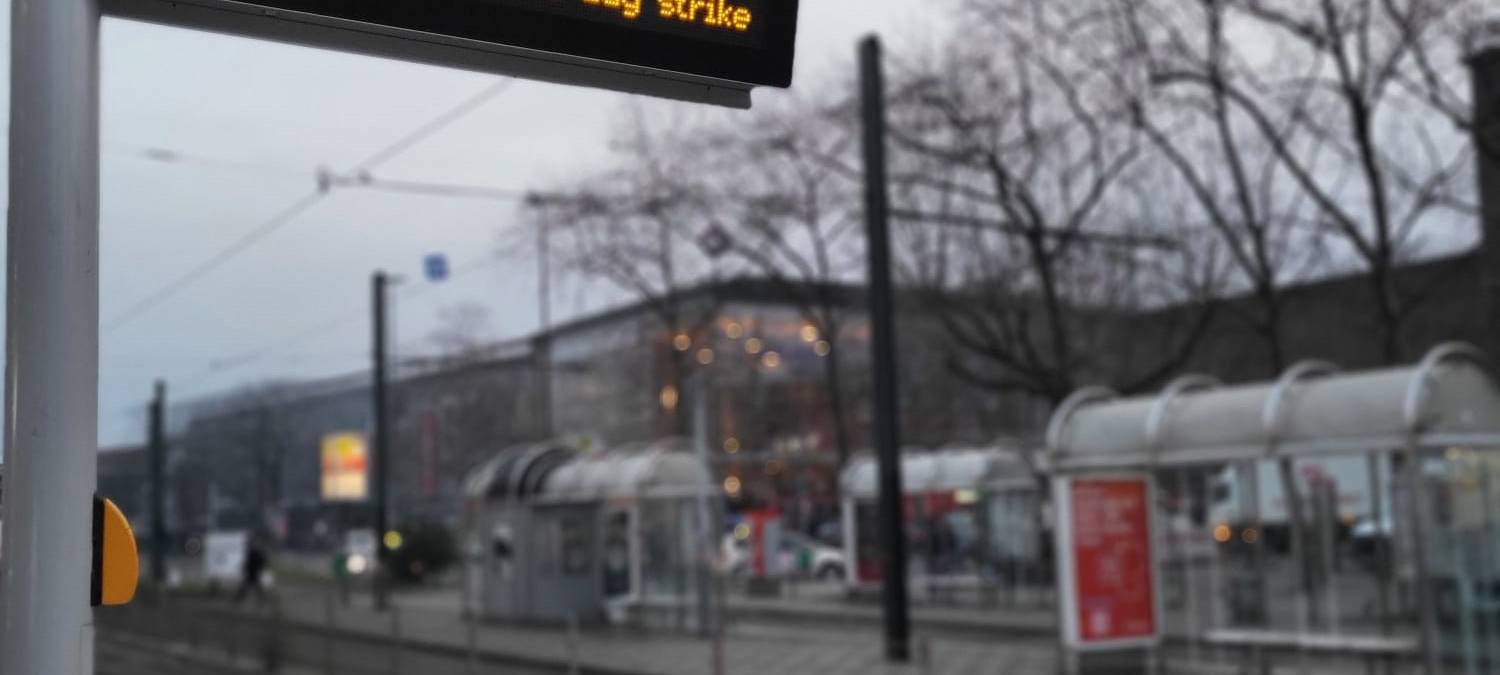 Eine Info-Tafel am Hauptbahnhof informiert über den Rheinbahn-Streik.