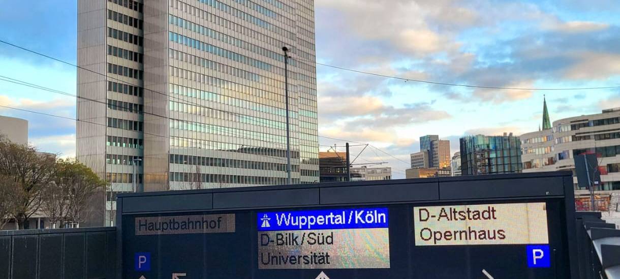Kö-Bogen-Tunnel: Die Zufahrt in Richtung Süden. Im Hintergrund das Dreischeibenhaus zu sehen.