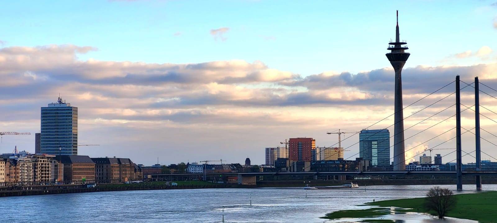 Der Rheinturm, der Rhein und die Skyline von Düsseldorf.