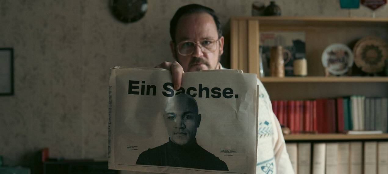 Sam in der Zeitung.