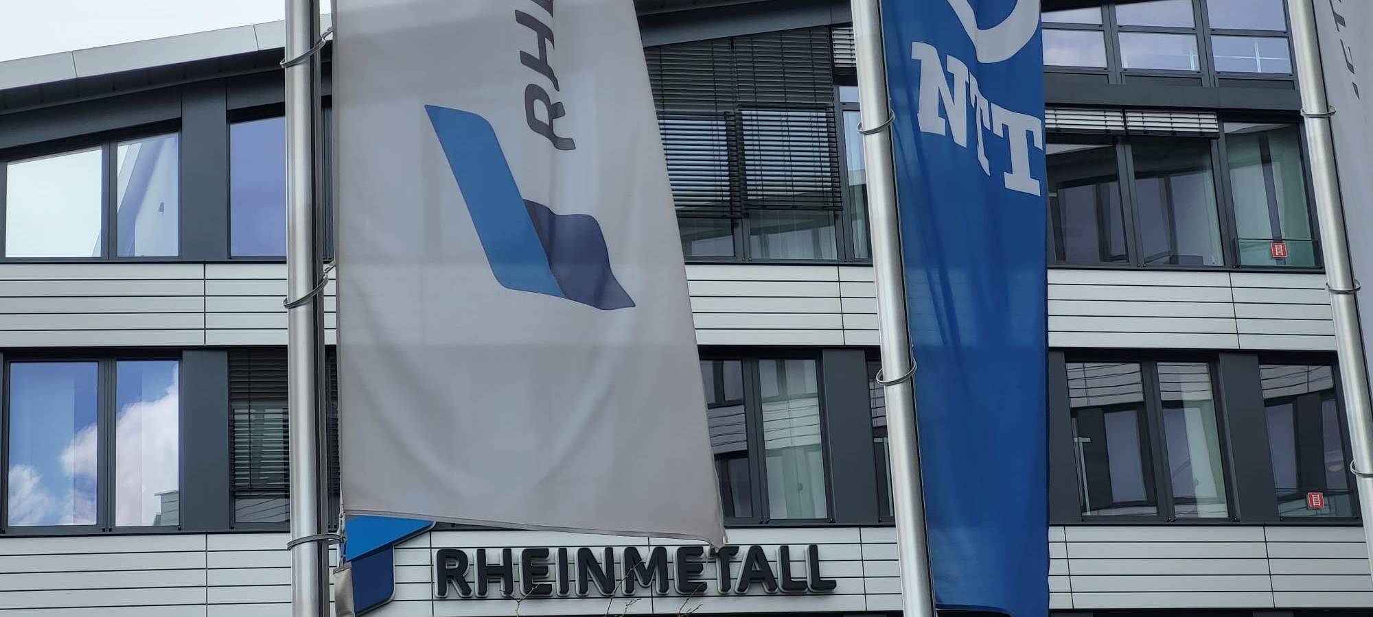 Rheinmetall-Flaggen vor der Firmenzentrale von Rheinmetall in Düsseldorf.