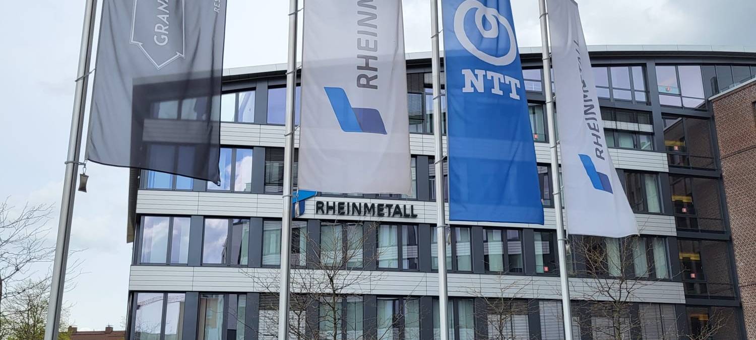 Die Firmenzentrale von Rheinmetall in Düsseldorf. Vor dem Gebäude wehen Rheinmetall-Fahnen.