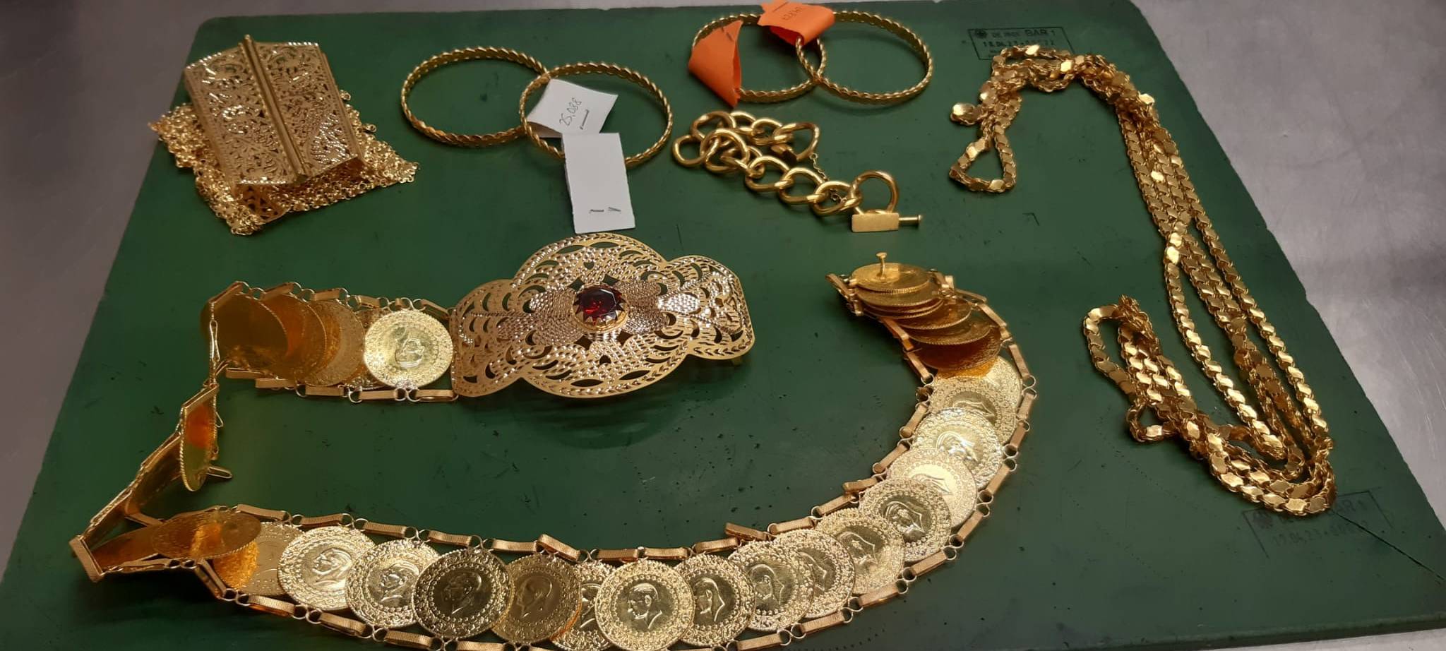 Düsseldorfer Zoll schnappt Goldschmugglerin