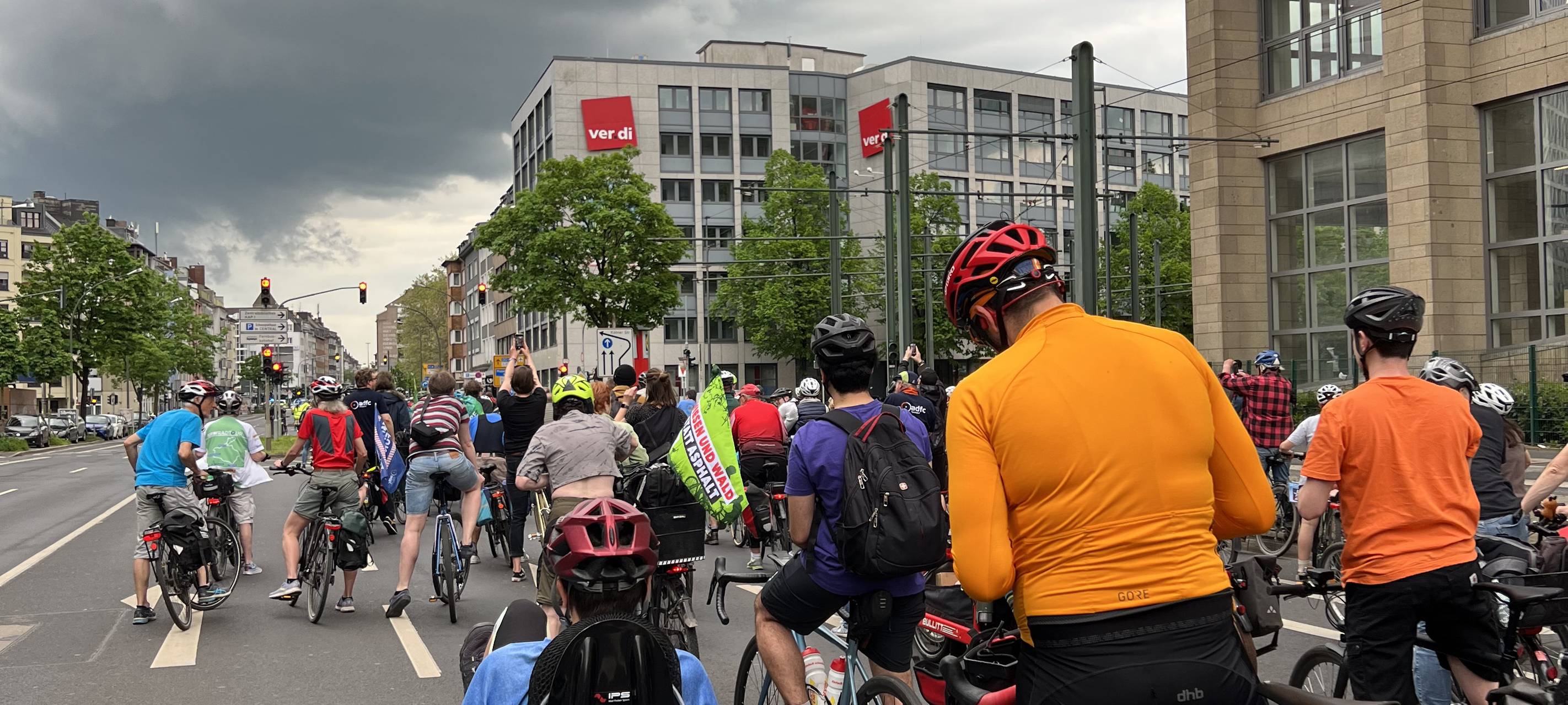 Stadtradeln, viele Radfahrer sind von hinten zu sehen