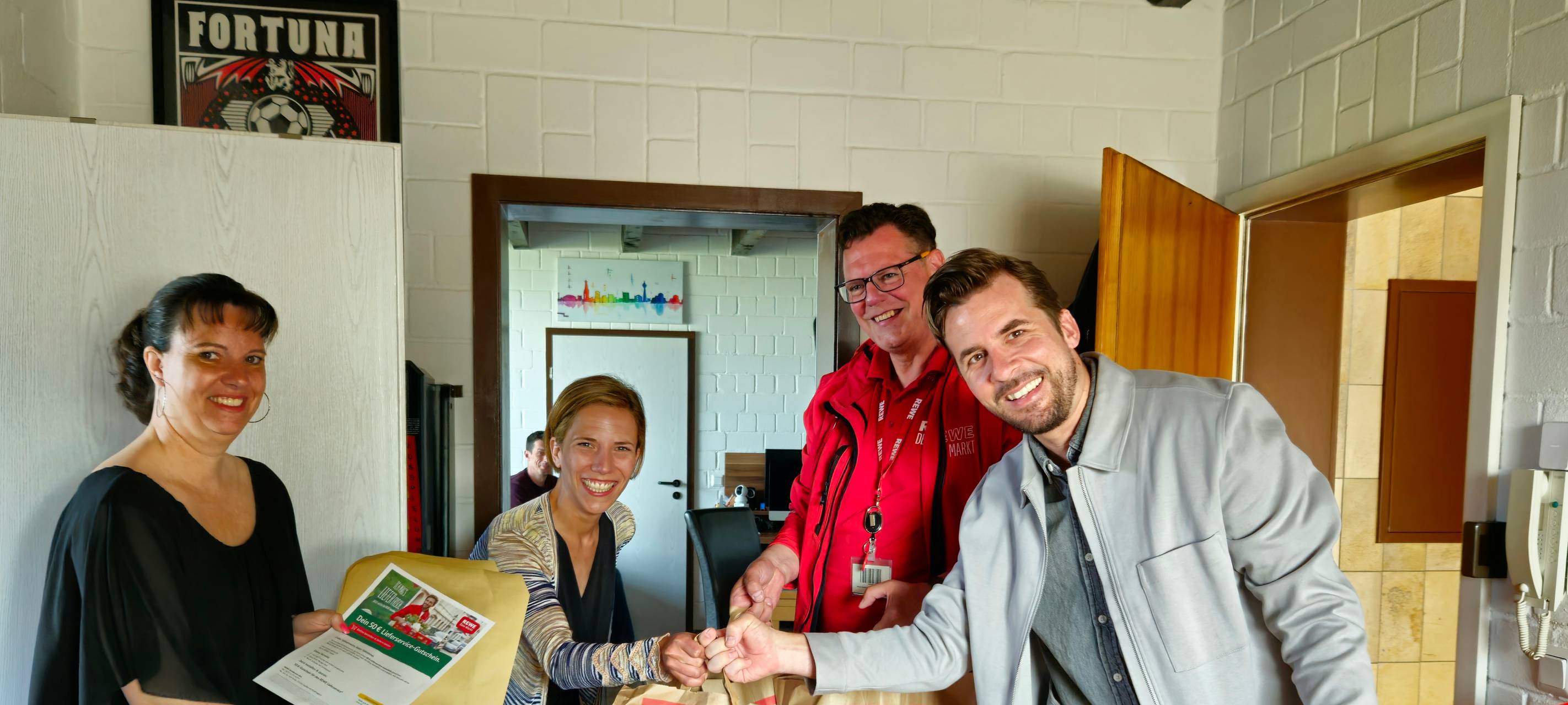 Jessicas Nachbarschaft gewinnt den REWE-Lieferservice-Hauptpreis