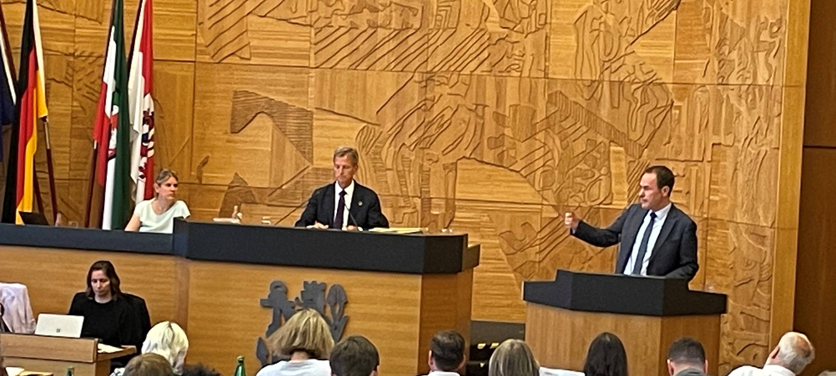 Düsseldorfer: Stadtrat und Oper