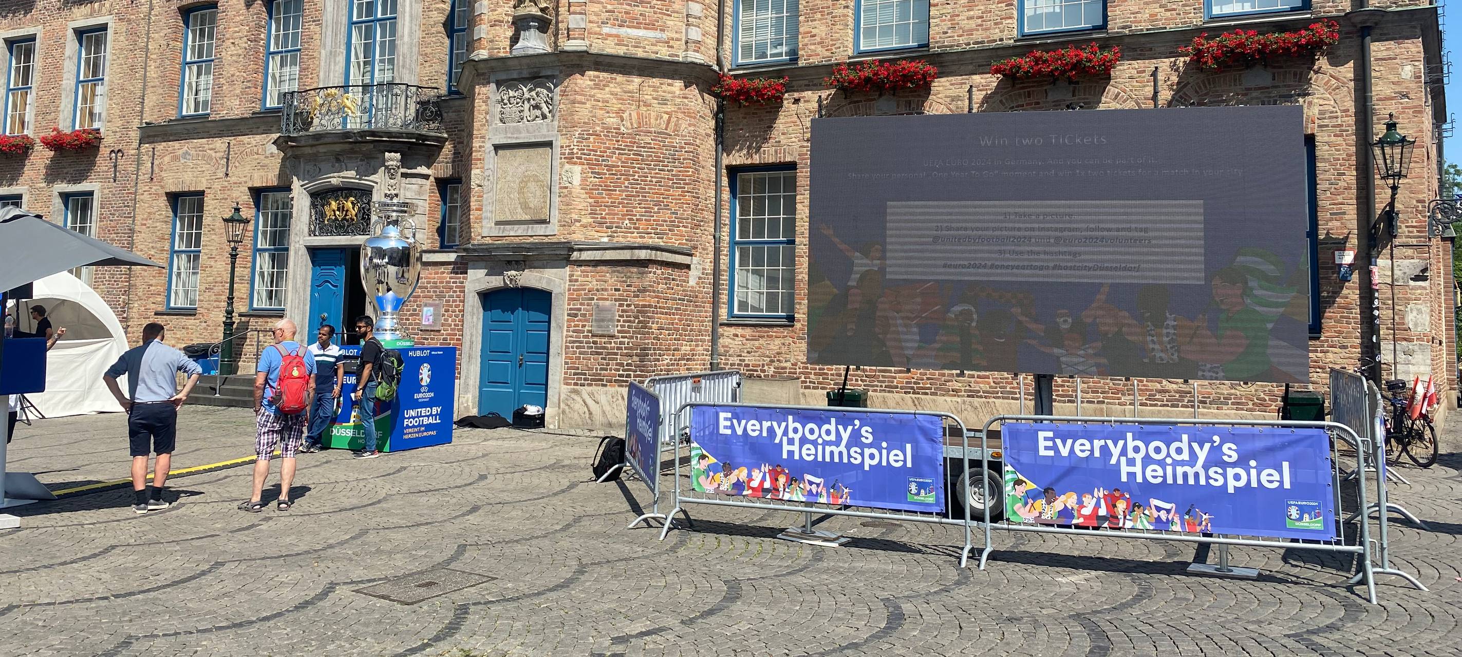 Düsseldorf: "One Year to go"-Fest auf dem Rathausplatz