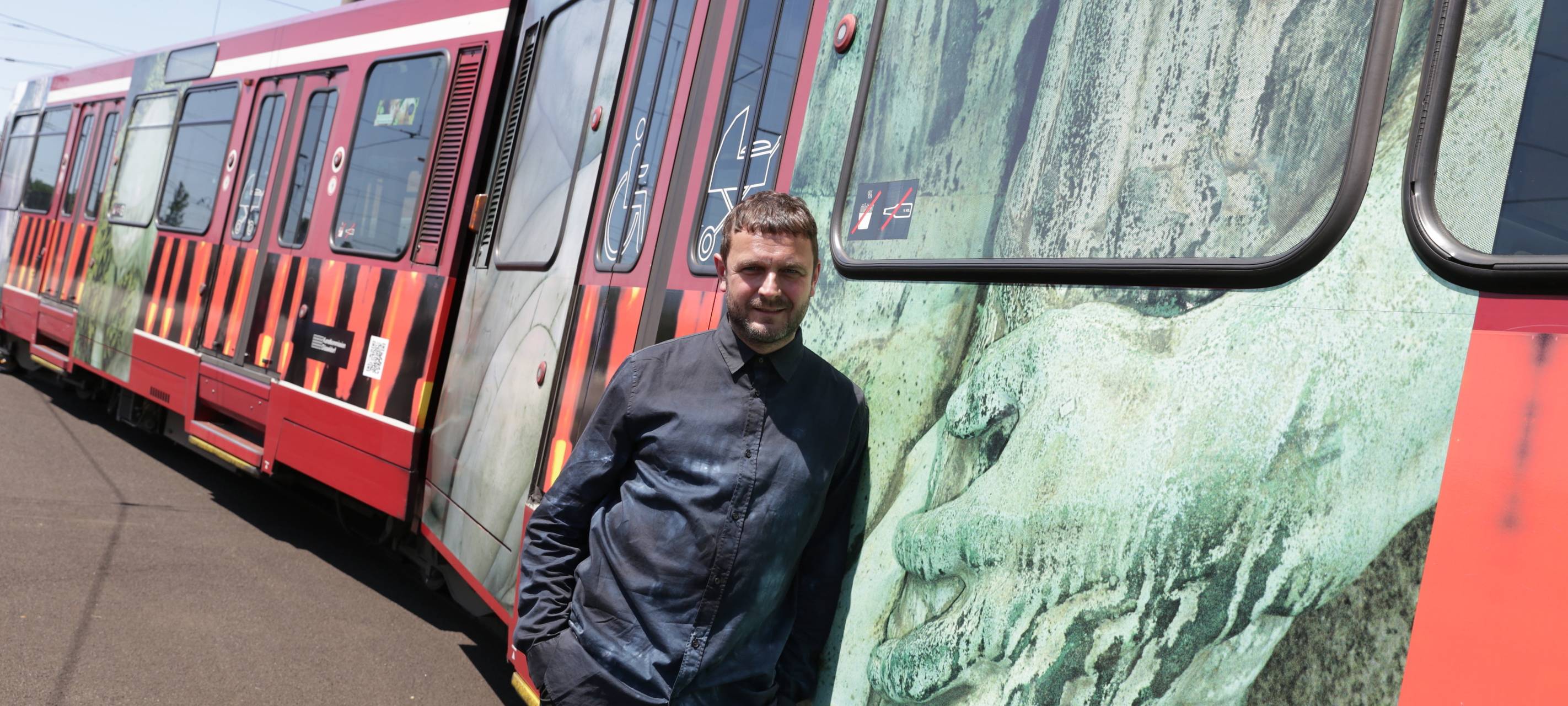 Künstlerische Jubiläumsbahnen fahren durch Düsseldorf