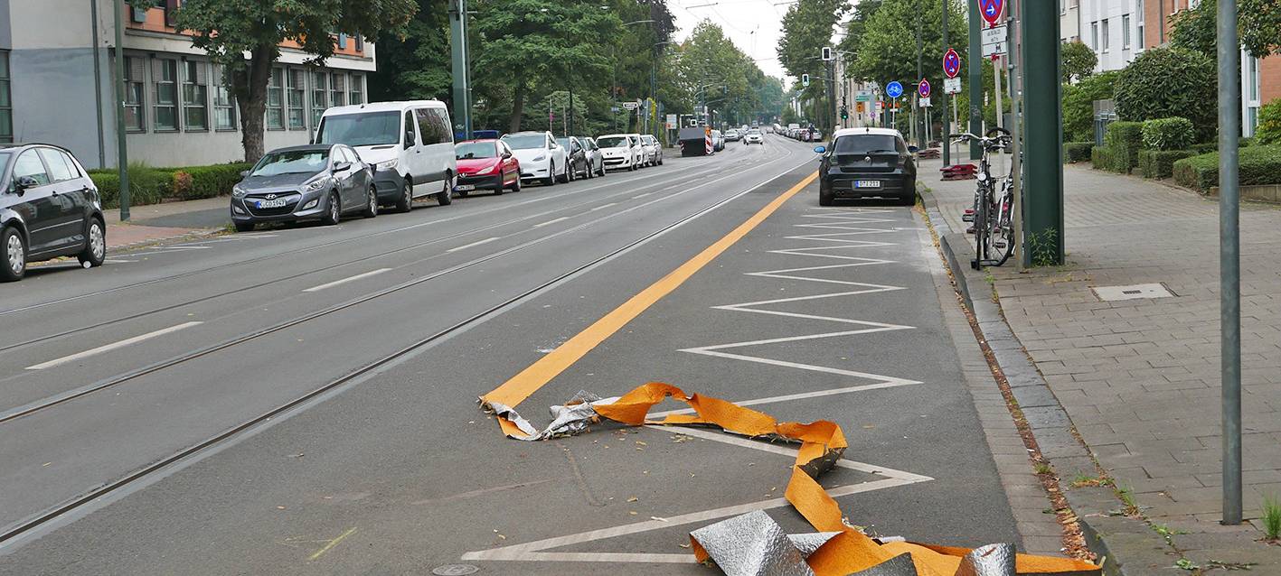 Neuer Radweg in Düsseldorf-Benrath beschädigt