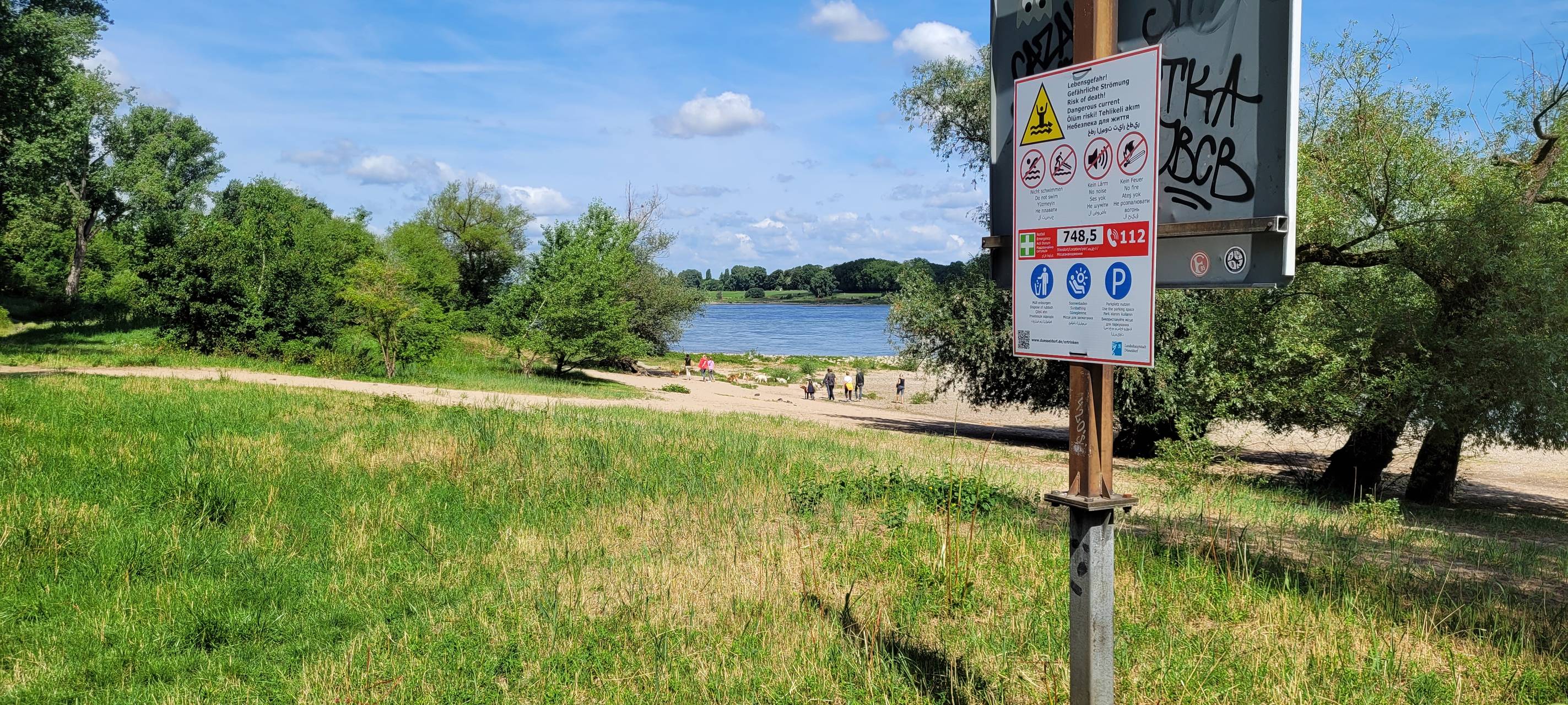 Neue Warnschilder am Düsseldorfer Rheinufer