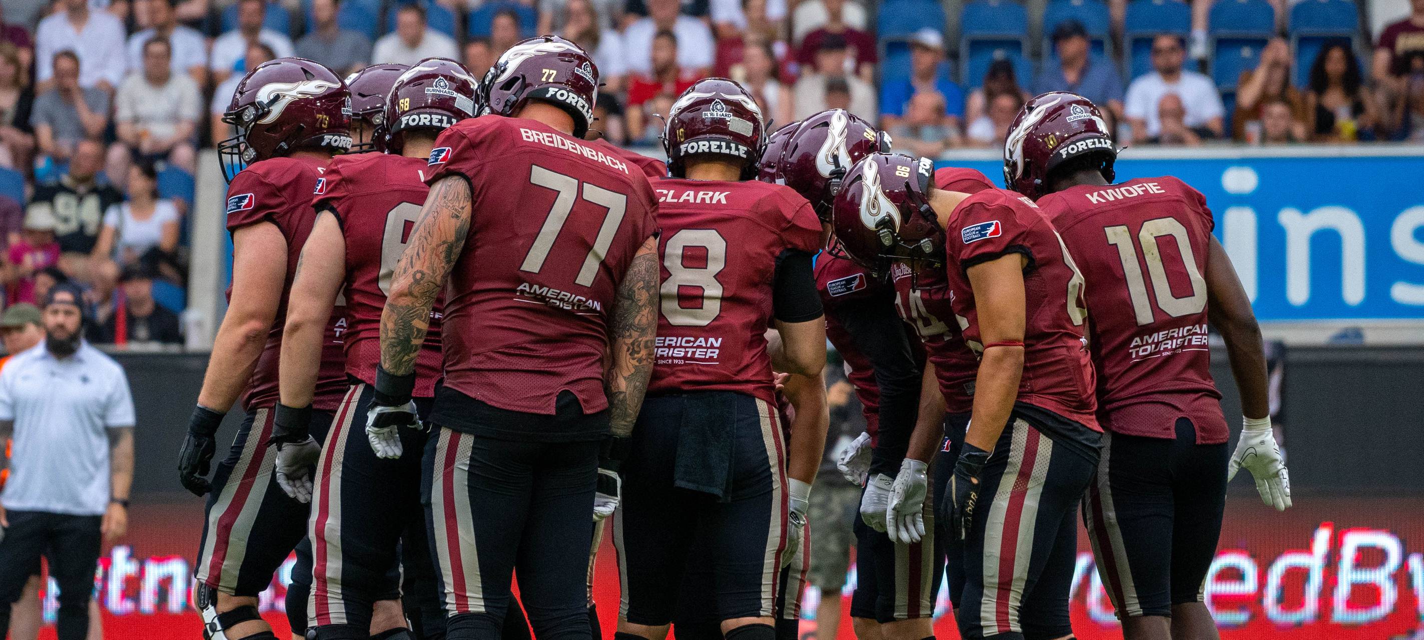 Spieler von Rhein Fire beraten sich auf dem Spielfeld.