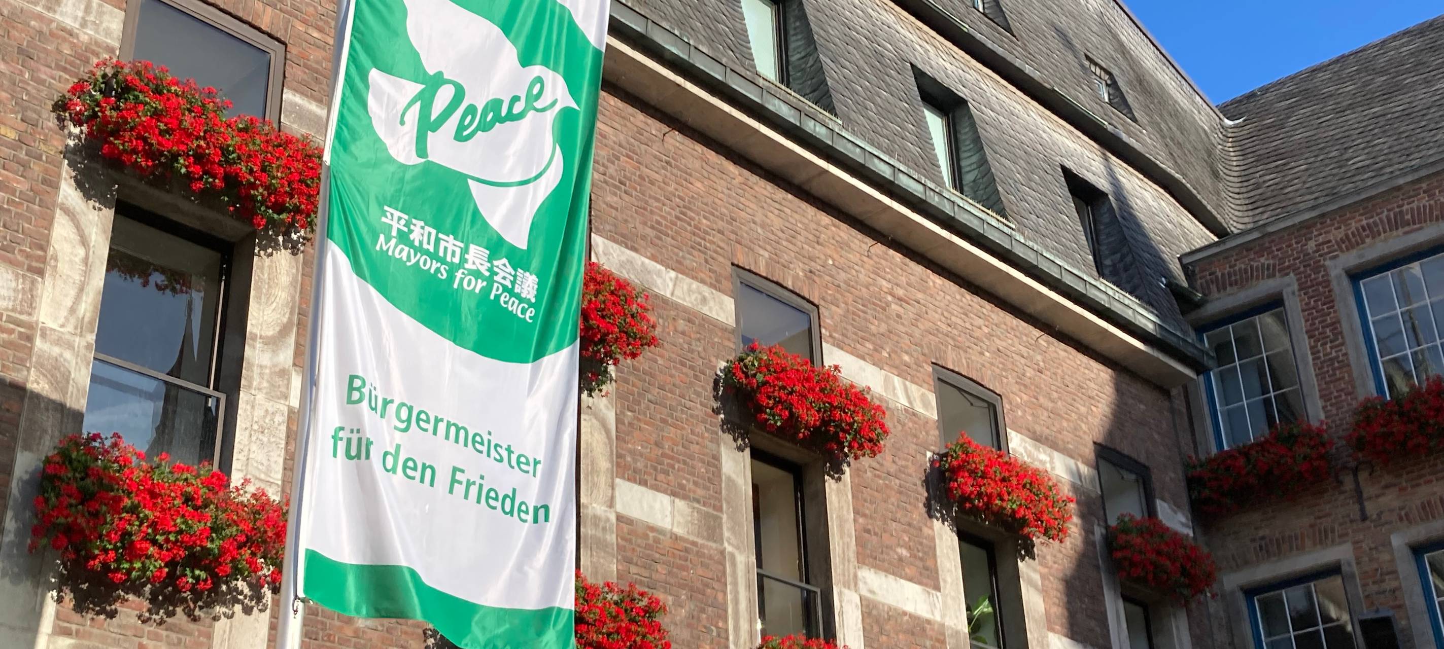 Friedensflagge am Düsseldorfer Rathaus