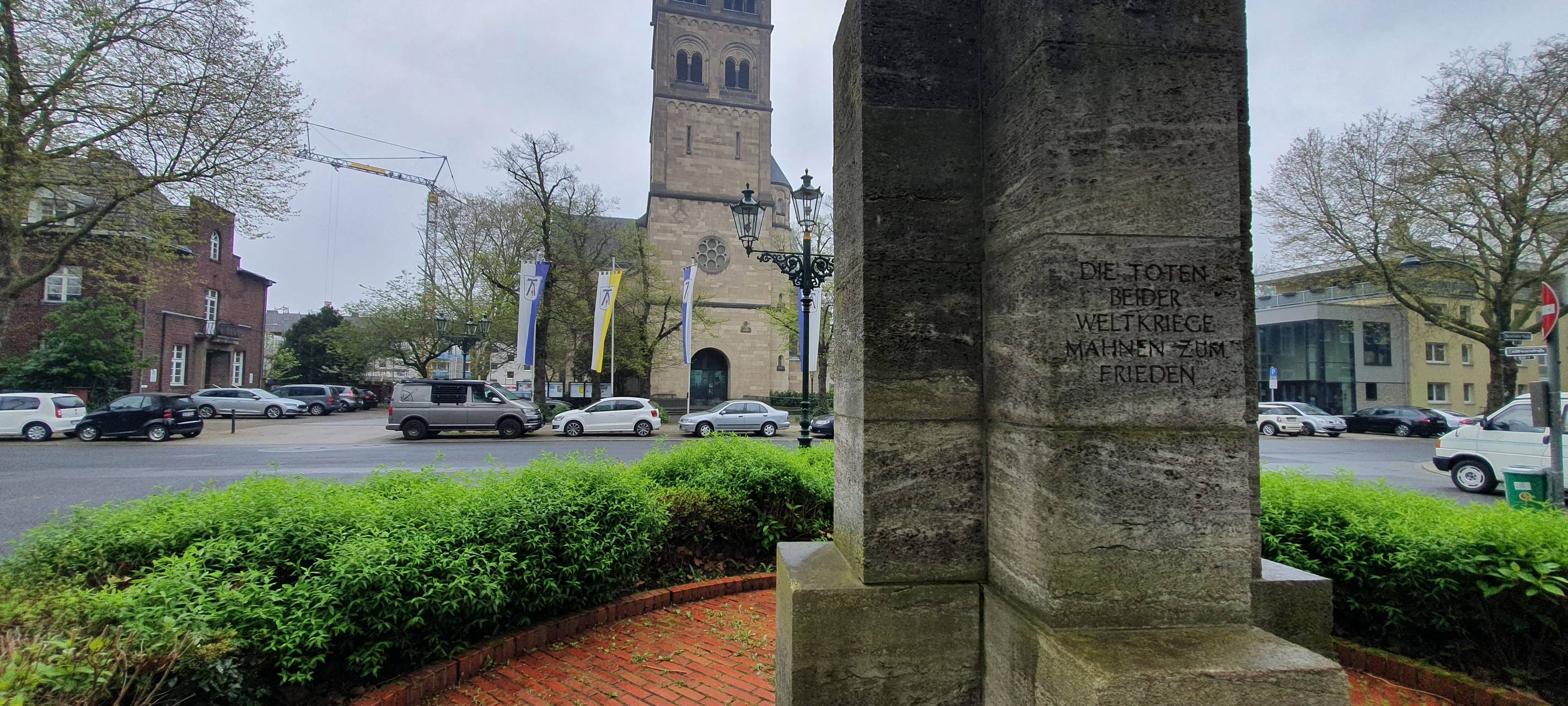 Ehrenmal und Kirche St. Maria Rosenkranz in Düsseldorf-Wersten.