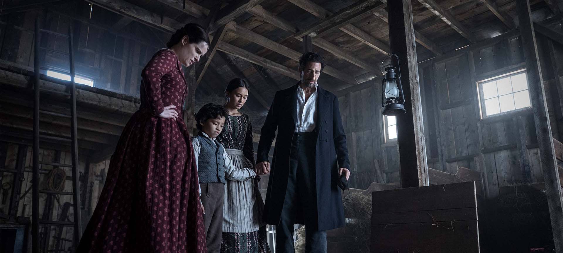 Die Familie erkundet das Anwesen.