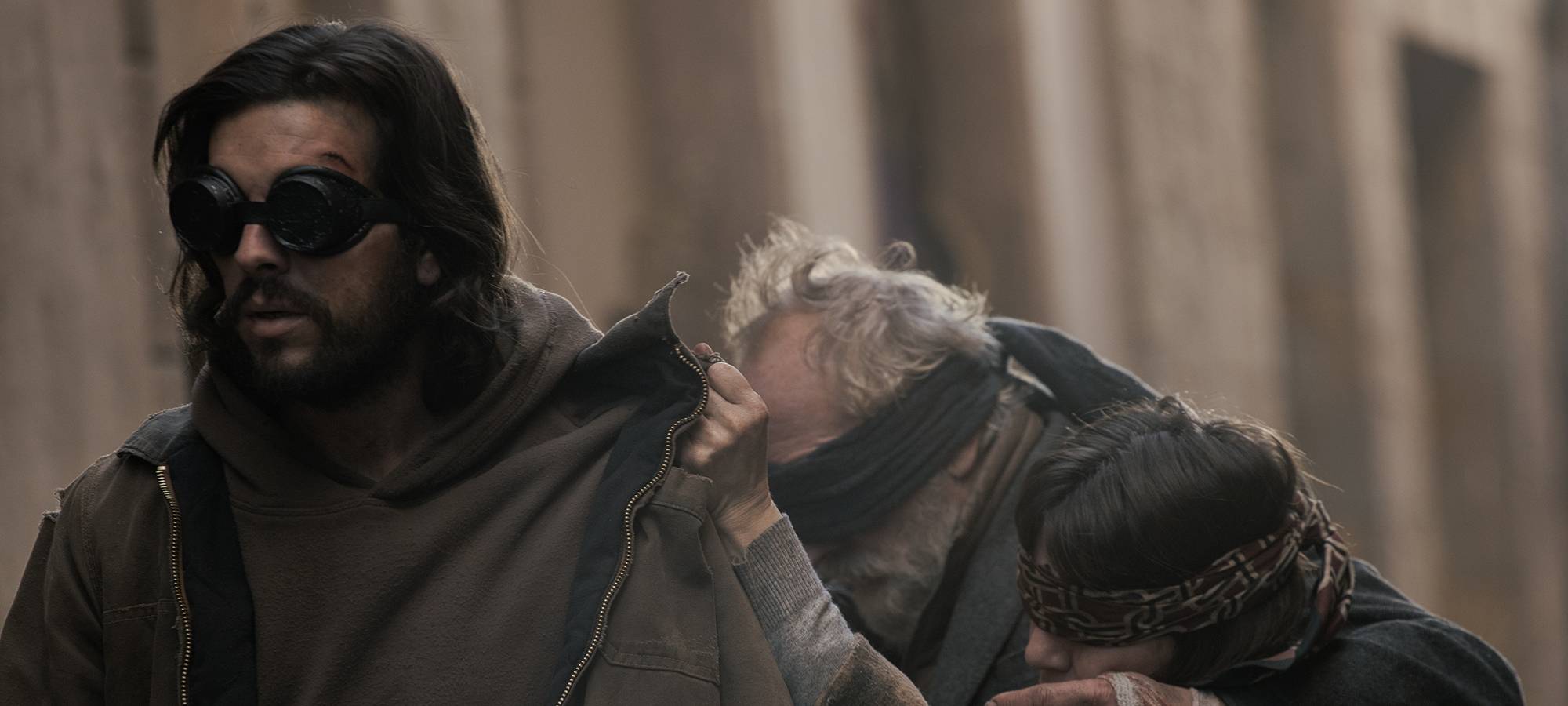 Völlig blind irren sie durch Barcelona.