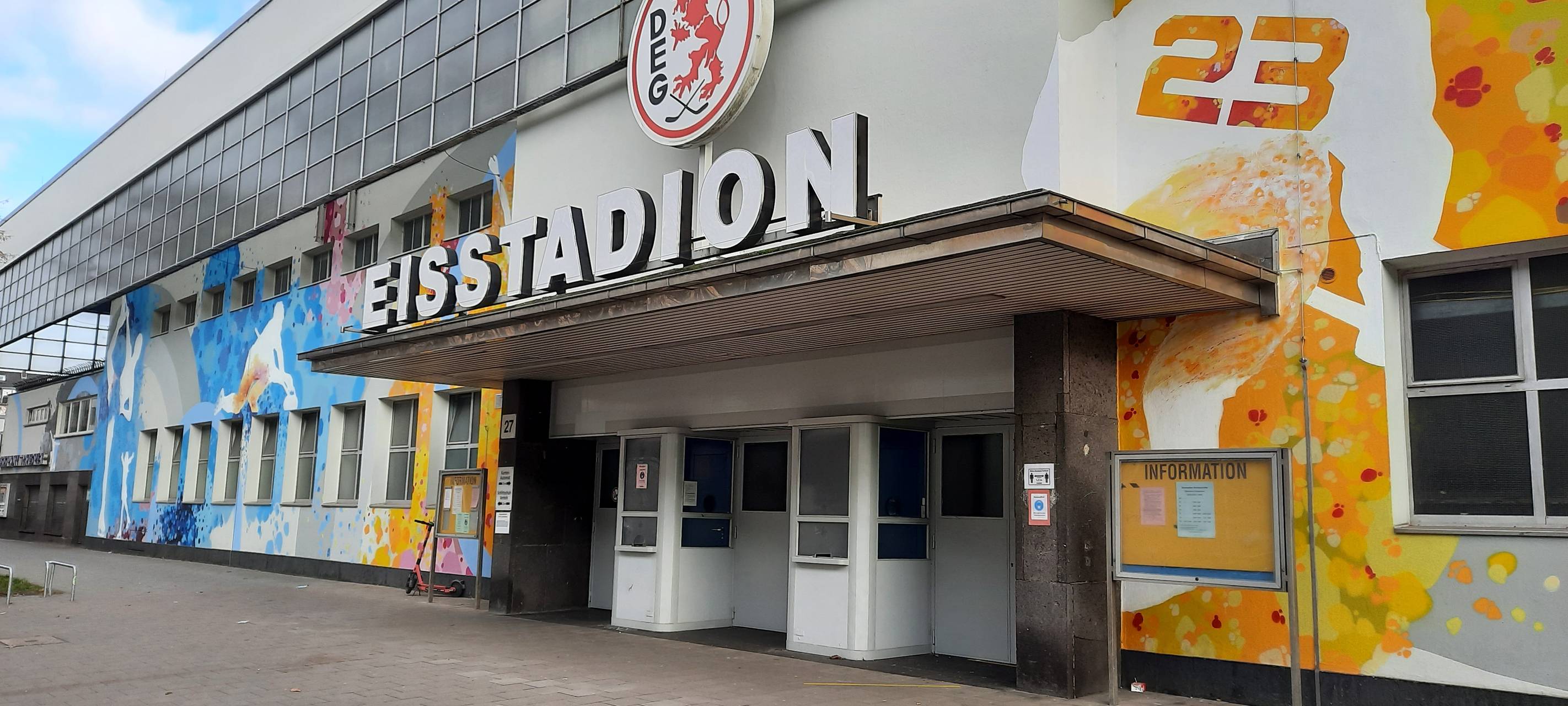 Das Eisstadion an der Brehmstraße. Hier ist die Außenansicht zu sehen.