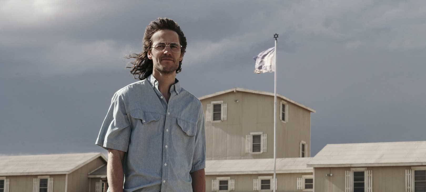 Koresh vor dem Sektenanwesen.