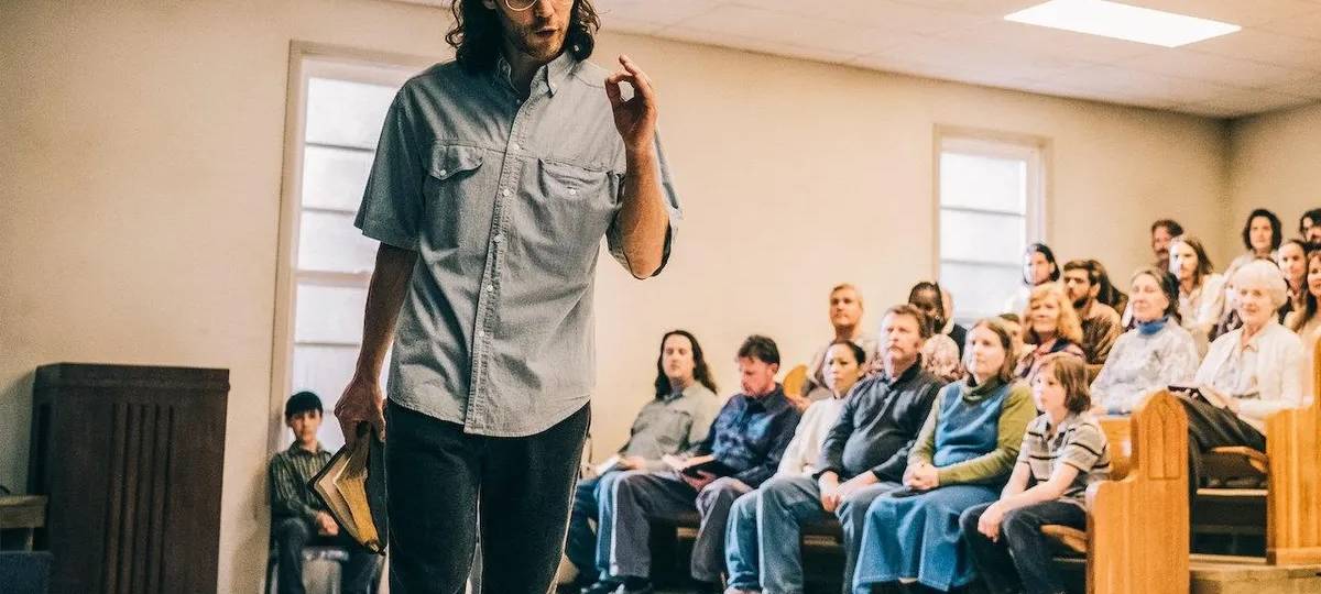 Koresh hält eine Ansprache.