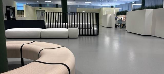 Die Kfz-Zulassungsstelle in Düsseldorf mit einer weißen Bank im Vordergrund