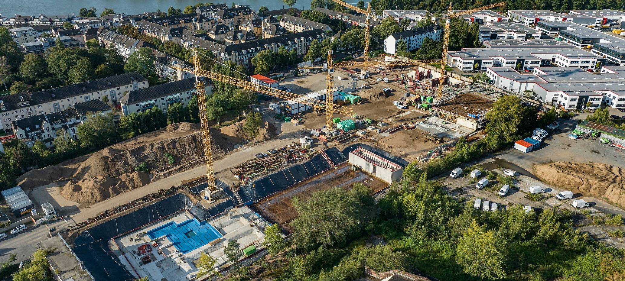 Eine Luftaufnahme von Benrath. Es zeigt die Bauarbeiten für ein großes Neubaugebiet.