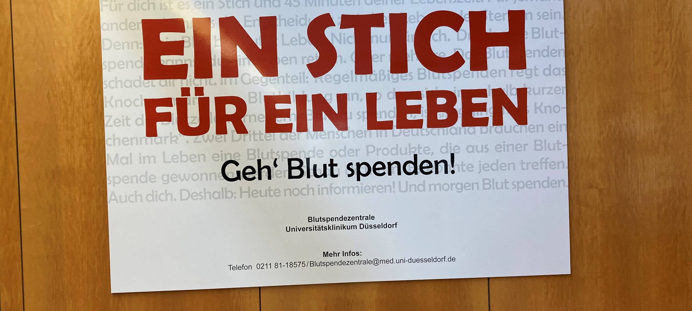 "Ein Stich für ein Leben" - ein Hinweiszettel, der auf Blutspende aufmerksam macht.