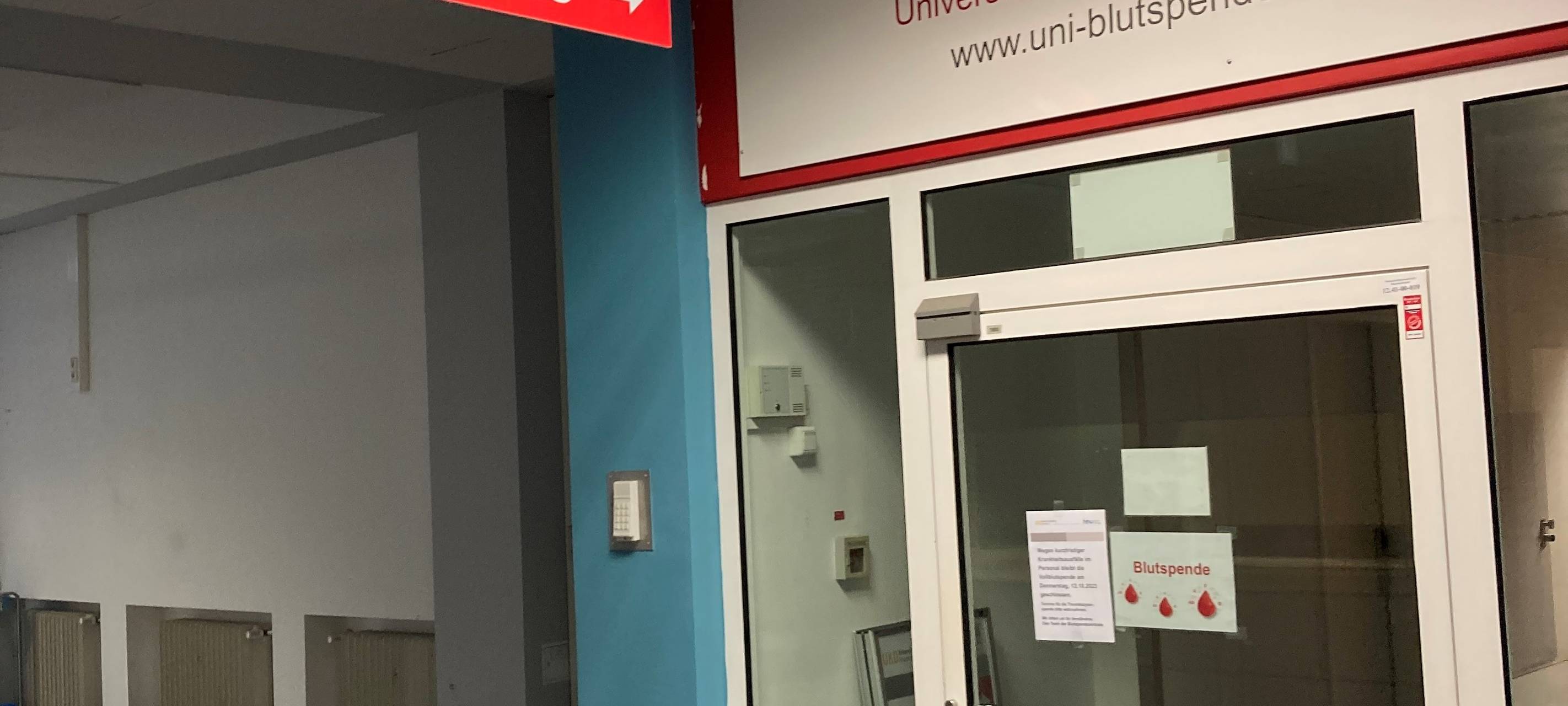 Der Eingang der Blutspendezentrale der Uni-Klinik.