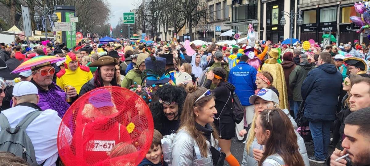 Rosenmontagszug in Düsseldorf: Start und Aufstellung