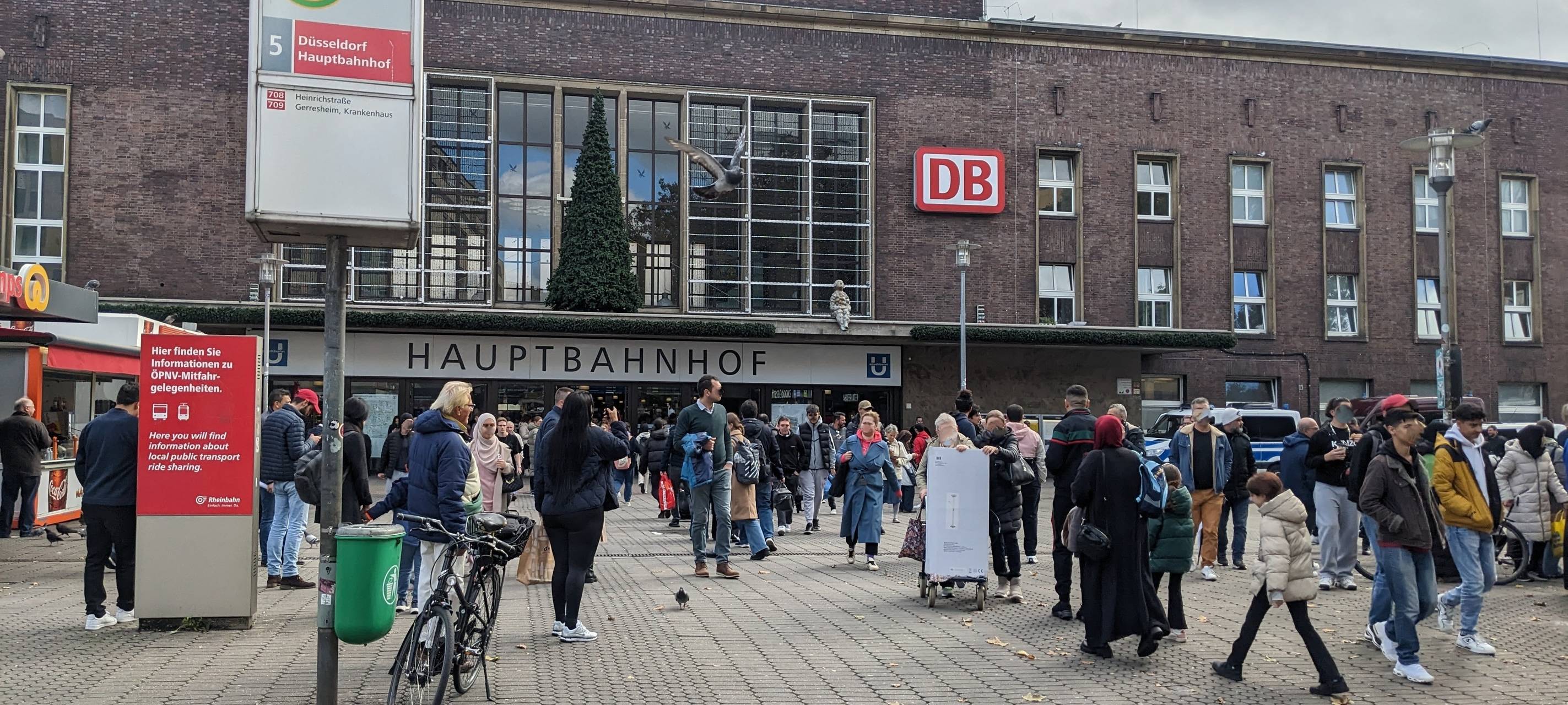 Ein belebter Konrad-Adenauer-Platz. Das ist der Vorplatz des Düsseldorfer Hauptbahnhofes.